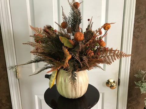 Cream Pumpkin/Pumpkins/Ferns/Evergreens