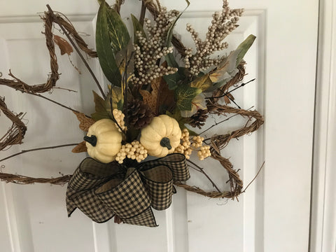 Maple Leaf Grapevine/Two Cream Pumpkins